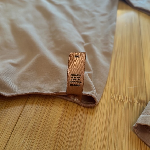 SKIMS ESSENTIALS CREW NECK LONG SLEEVE BODYSUIT in Sienna Size S/M NEW - Picture 8 of 10